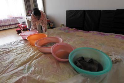 甘州楼上漏水，住户失联，小区没物管，业主维权难！律师来支招……